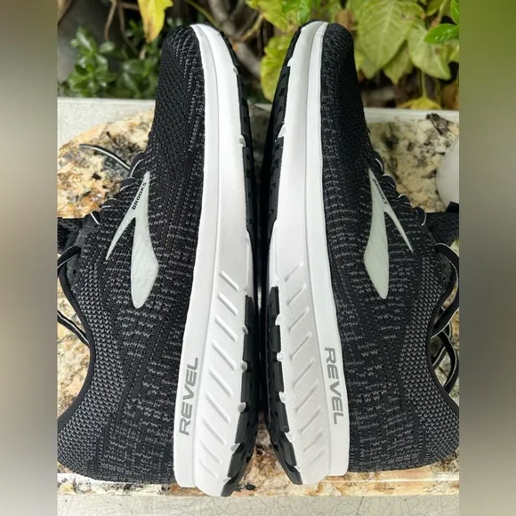 - BROOKS🔴Revel 3 Men Size 13