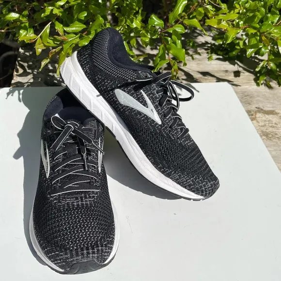 - BROOKS🔴Revel 3 Men Size 13