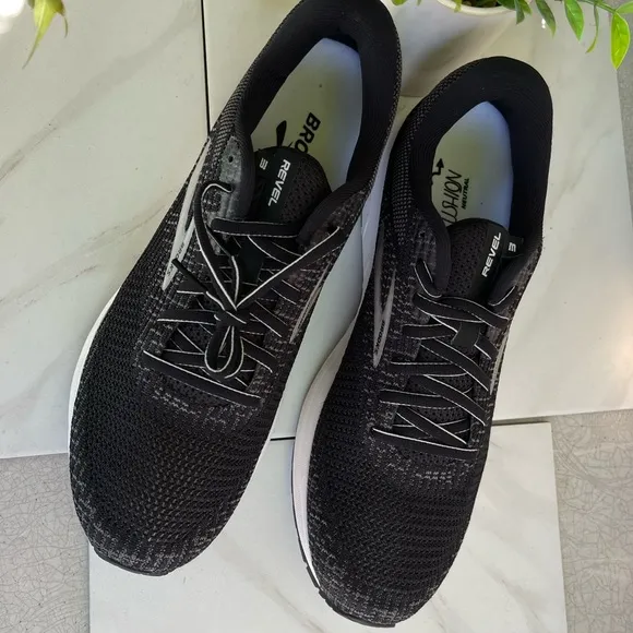 - BROOKS🔴Revel 3 Men Size 13