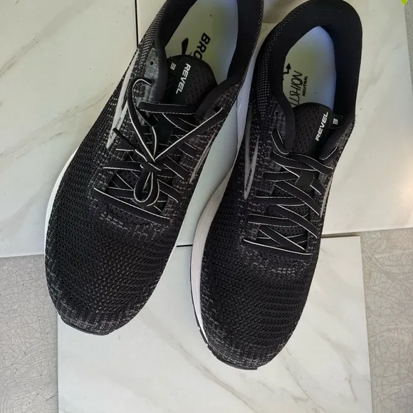 - BROOKS🔴Revel 3 Men Size 13