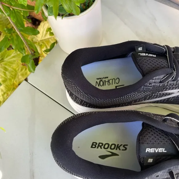 - BROOKS🔴Revel 3 Men Size 13
