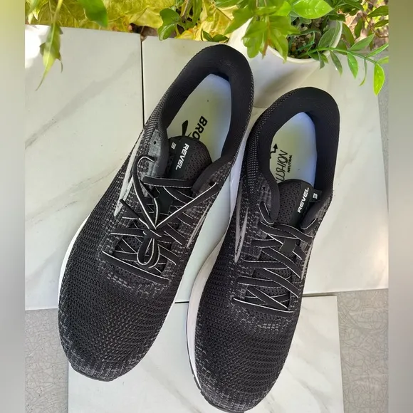 - BROOKS🔴Revel 3 Men Size 13