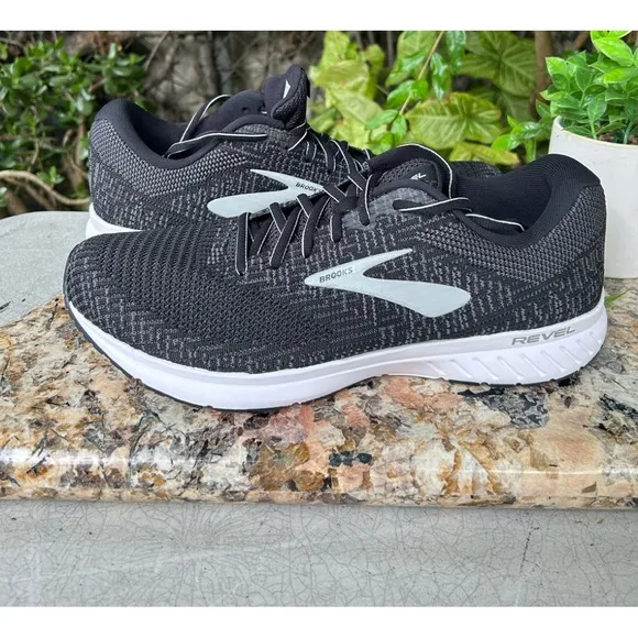 - BROOKS🔴Revel 3 Men Size 13