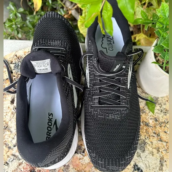 - BROOKS🔴Revel 3 Men Size 13