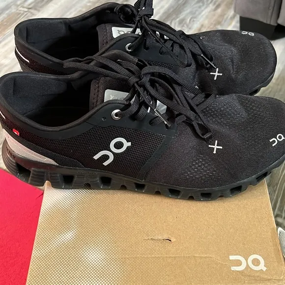 🚨 Like New🚨On Running Black White Athletic Shoes with Cloud-Like Sole