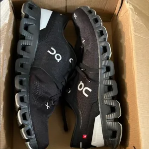 🚨 Like New🚨On Running Black White Athletic Shoes with Cloud-Like Sole