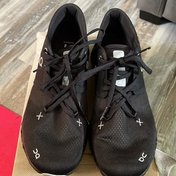 🚨 Like New🚨On Running Black White Athletic Shoes with Cloud-Like Sole