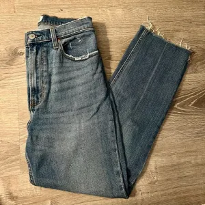 Abercrombie The Ankle Straight - Medium Wash - Raw Hem