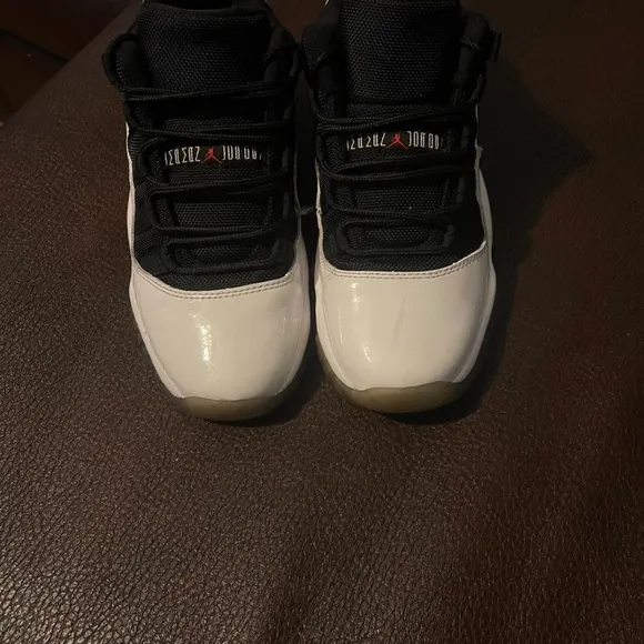 Air Jordan 11 Low Tuxedo Size 5y