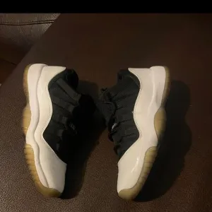 Air Jordan 11 Low Tuxedo Size 5y