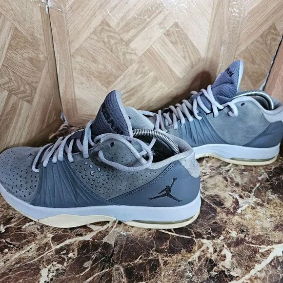 Air Jordan men's  5 am basketball shoes gray size 11.      290
