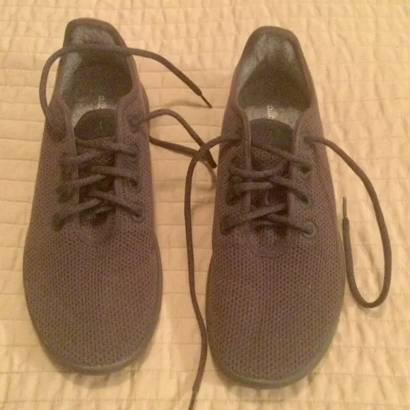 ALLBIRDS TREERUNNERS.