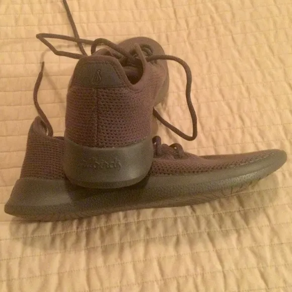 ALLBIRDS TREERUNNERS.