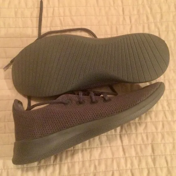 ALLBIRDS TREERUNNERS.