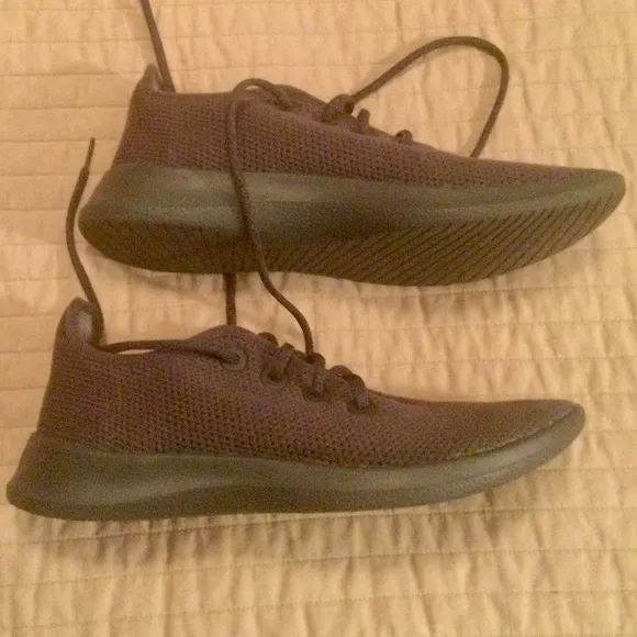 ALLBIRDS TREERUNNERS.