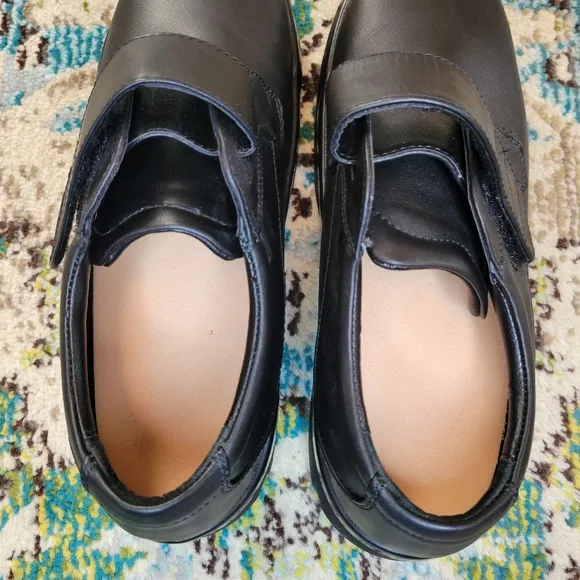 Apex Mens Single Strap Black Leather Comfort Shoes, Size 11.5 X-Wide