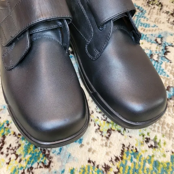 Apex Mens Single Strap Black Leather Comfort Shoes, Size 11.5 X-Wide