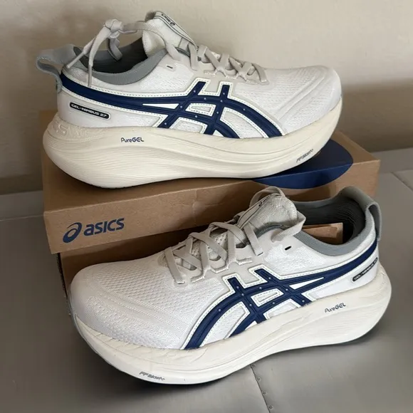 ASICS  WONENS Running Shoes Size 9 NWT SNEAKERSGEL-NIMBUS 27 ASICS TRACK CLUB
