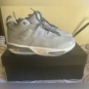 Big Kid Nike Jordan Stay Loyal 3 Shoes FB9922 012 Wolf Grey/White/Cool Grey 5.5
