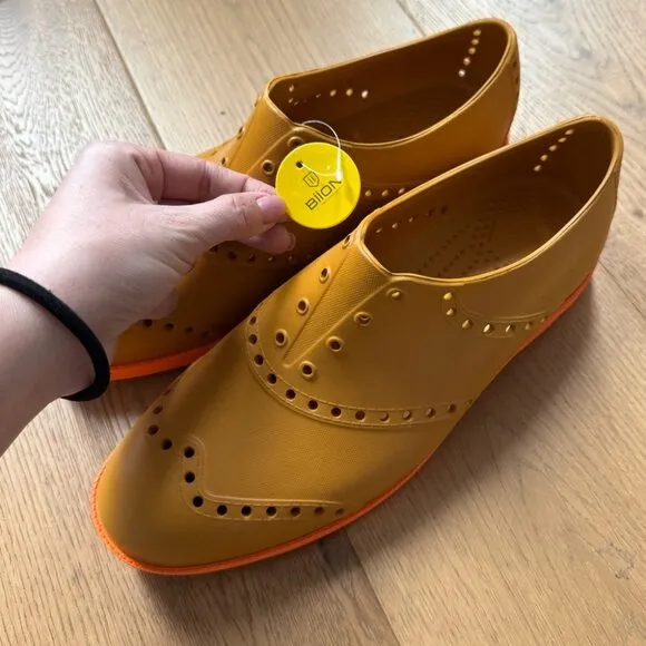 Biion Men's Oxford Bright Spikeless Shoe - Tan/Orange - Size 9 (42.5) - NWT