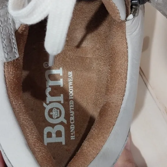 Born Paloma Low Top Sneakers Size 8.5 Beige Leather Zipper Lace up Comfort Shoes