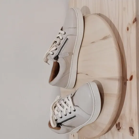 Born Paloma Low Top Sneakers Size 8.5 Beige Leather Zipper Lace up Comfort Shoes