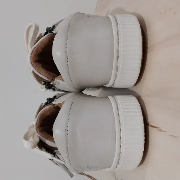 Born Paloma Low Top Sneakers Size 8.5 Beige Leather Zipper Lace up Comfort Shoes