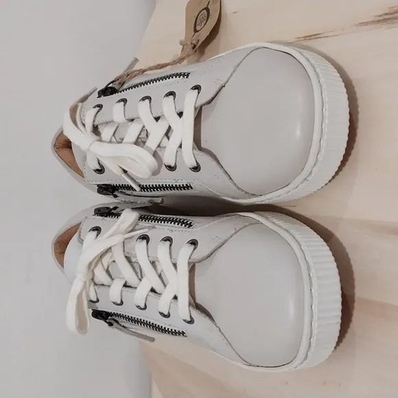 Born Paloma Low Top Sneakers Size 8.5 Beige Leather Zipper Lace up Comfort Shoes