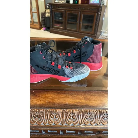 Boys Under Armour High Top Shoes  Size 7Y