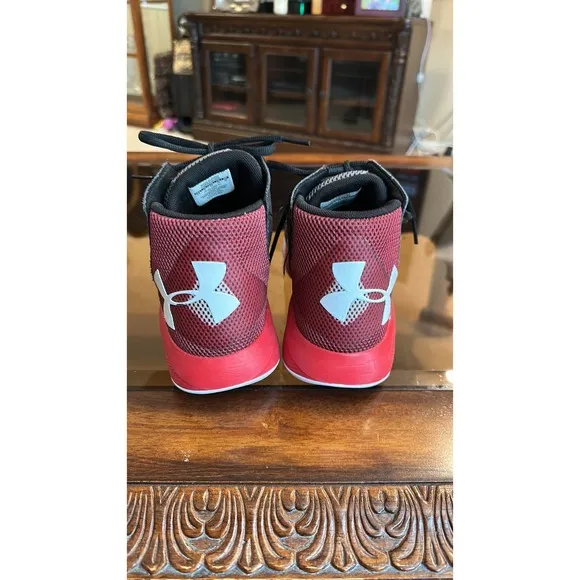 Boys Under Armour High Top Shoes  Size 7Y