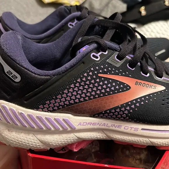 Brooks Adrenaline GTS 22 running shoes size 9.5 purple hiking walking tennis