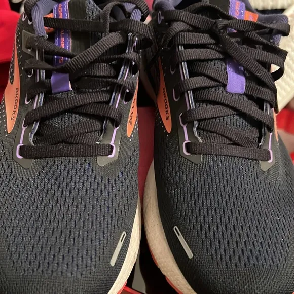 Brooks Adrenaline GTS 22 running shoes size 9.5 purple hiking walking tennis