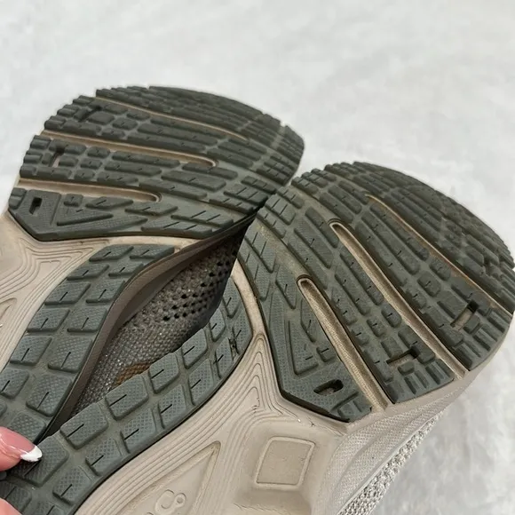 Brooks Women’s Metallic Gold Breathable Running Athletic Comfort Sneaker 9.5