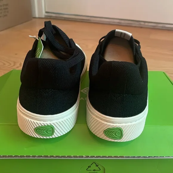 Cariuma IBI Low Black Knit Sneaker black 9.5 men, 11 women new in box