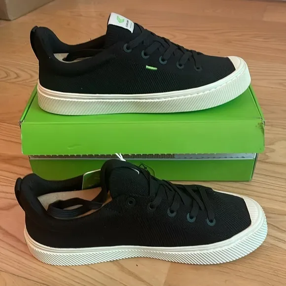 Cariuma IBI Low Black Knit Sneaker black 9.5 men, 11 women new in box