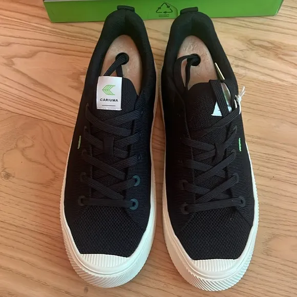 Cariuma IBI Low Black Knit Sneaker black 9.5 men, 11 women new in box
