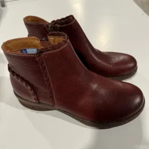 Comfortiva Align Waterproof Leather Ankle Boot Size 8M