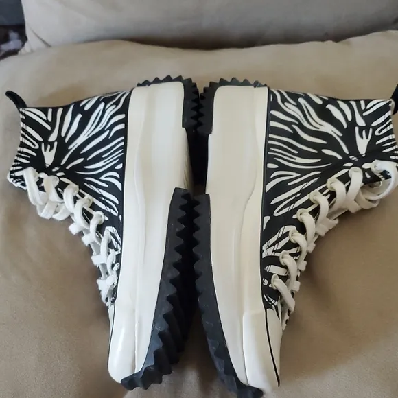 Converse men's Black and White High-Top Sneakers Size 8