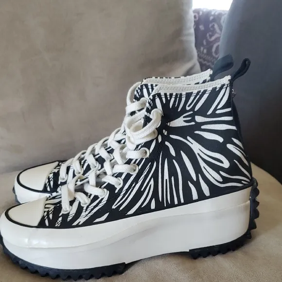 Converse men's Black and White High-Top Sneakers Size 8