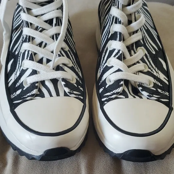 Converse men's Black and White High-Top Sneakers Size 8