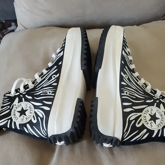 Converse men's Black and White High-Top Sneakers Size 8