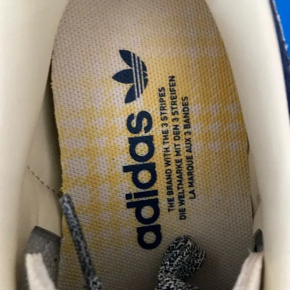 COPY - Brand New / Deadstock Mens Adidas Samba OG. Mens 9.5. Extra laces &amp; pins.