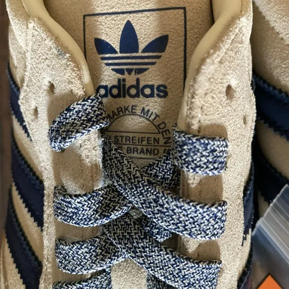 COPY - Brand New / Deadstock Mens Adidas Samba OG. Mens 9.5. Extra laces &amp; pins.