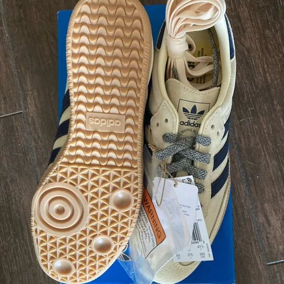 COPY - Brand New / Deadstock Mens Adidas Samba OG. Mens 9.5. Extra laces &amp; pins.