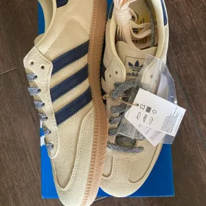 COPY - Brand New / Deadstock Mens Adidas Samba OG. Mens 9.5. Extra laces &amp; pins.