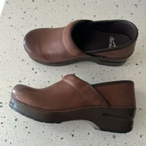 Dansko Professional Brown Leather Clogs Slip On Shoes Women's Size 36 EUC