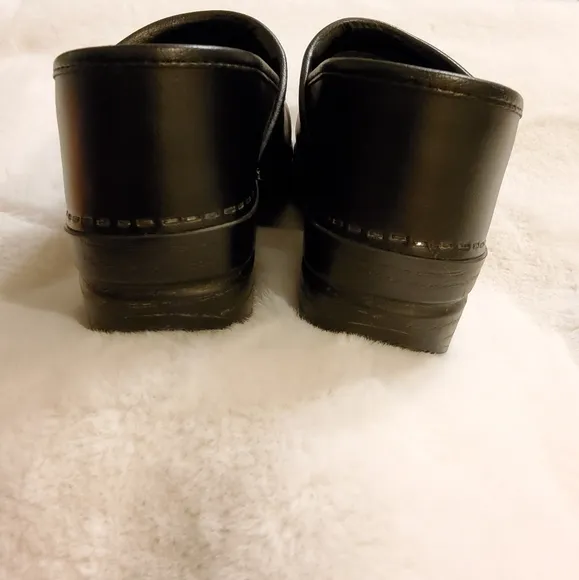 Dansko Professional Clog Shoe Black Leather Sz 39 Wide US 8.5-9 style 099020202