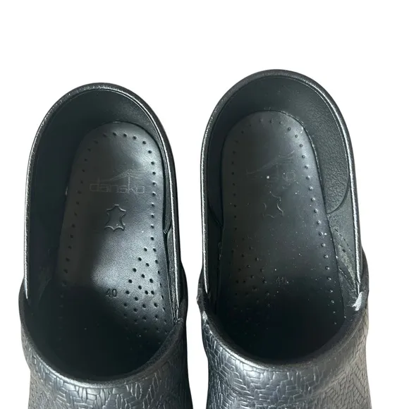 Dansko Womens 40 size 10-10.5 Herringbone Clogs Embossed Black Leather 806100202