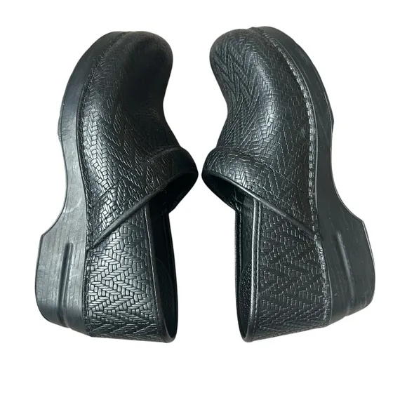Dansko Womens 40 size 10-10.5 Herringbone Clogs Embossed Black Leather 806100202