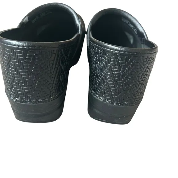 Dansko Womens 40 size 10-10.5 Herringbone Clogs Embossed Black Leather 806100202